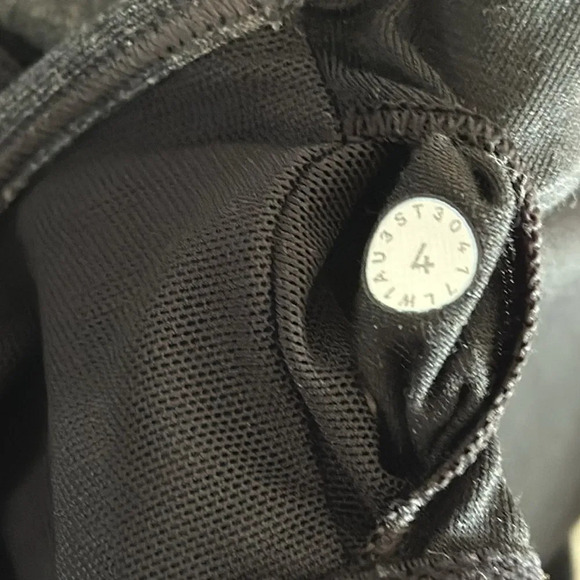 Lululemon 4 Power Pose Tank Light Support for A/B Cup Heathered Blck great cond - Picture 7 of 10